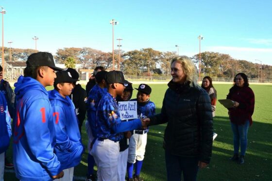 Inaugura Laura Jiménez Gachupina, la Liga Estatal de Béisbol Infantil en la categoría 12-13 años!.