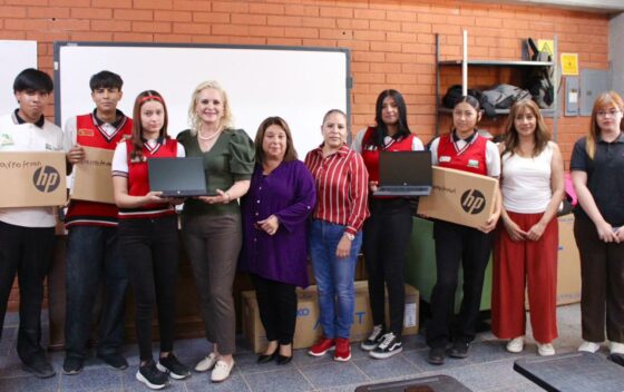 Entrega Laura Jiménez computadoras en CECYTEC Barroterán