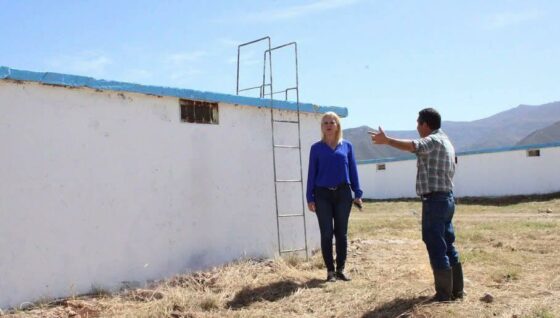 Supervisa la alcaldesa Laura Jiménez Gachupina, los trabajos en la mejora de la red de agua potable