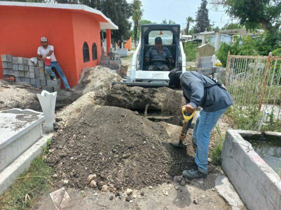 Limpian panteones de Múzquiz en vísperas del Día de las Madres
