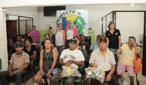 Entrega de apoyos a familias vulnerables, gracias a la colaboración entre el DIF Municipal y Proyecto 10 de Denton, Texas