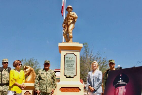 Entrega Laura Jiménez remodelación de la Plaza del Ejército en Múzquiz