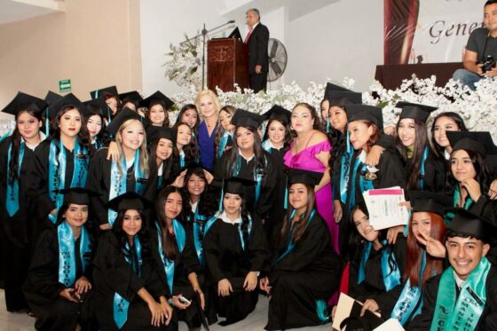 Amadrina Laura Jiménez a alumnos graduados del CECyTEC “General Álvaro Obregón”