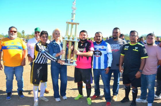 Premia Laura Jiménez al Equipo Coruña Campeón de la Liga Norberto Sahagún Flores – Primera Fuerza