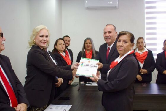 EN MÚZQUIZ, LA ALCALDESA LAURA JIMÉNEZ GUTIÉRREZ ENTREGA LA GLOSA DE SU PRIMER INFORME AL CABILDO