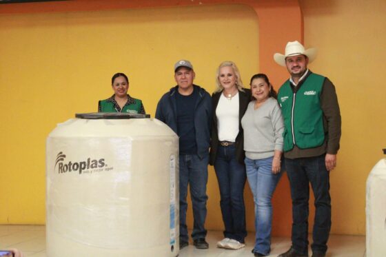 Entrega Laura Jiménez más de 50 tinacos a bajo costo del Programa Mejora Coahuila en la Villa de Palaú