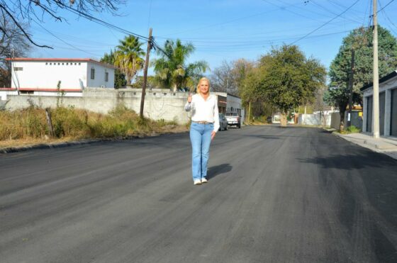 CUMPLE LAURA JIMÉNEZ CON LA CIUDADANÍA AL CONCLUIR UNA OBRA MÁS DE RECARPETEO
