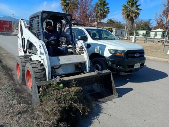 Continúa Laura Jiménez con una intensa labor limpieza y mantenimiento en vialidades en todo el municipio