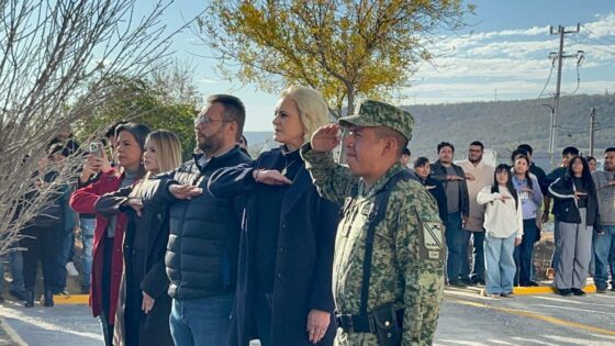 LAURA JIMÉNEZ Y EL 14° REGIMIENTO DE CABALLERÍA REALIZAN IZAMIENTO DE BANDERA EN EL INSTITUTO TECNOLÓGICO SUPERIOR DE MÚZQUIZ