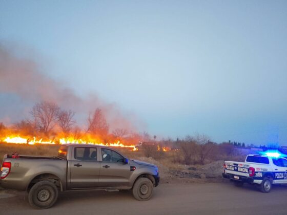 Atiende Gobierno de Múzquiz incendio a un costado de la Secundaria del Estado