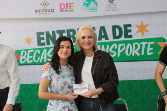 Laura Jiménez cumple compromiso con los jóvenes de Múzquiz entregando 252 Becas de Transporte