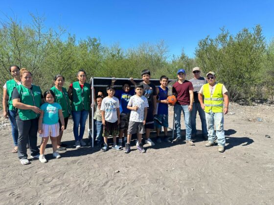 Gobierno Municipal de Múzquiz realiza trabajos de mantenimiento en plaza de la colonia Los Fresnos