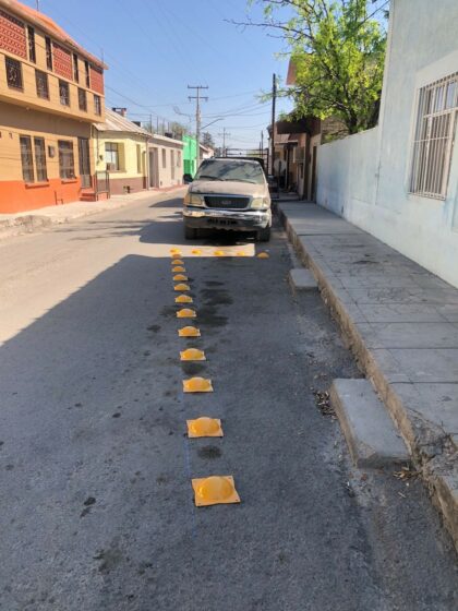 Refuerzan seguridad vial con instalación de boyas en Múzquiz