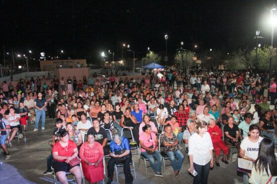 La Administración Municipal 2025–2027 del Gobierno de Múzquiz llevó a cabo el primer festejo con motivo del Día de las Madres en la Plaza Principal de Minas de Barroterán, donde cientos de madres de familia disfrutaron de una noche especial organizada en su honor.