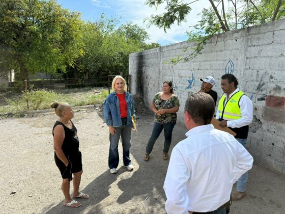 El Gobierno Municipal de Múzquiz, en coordinación con personal de SIMARC, supervisa los trabajos de reparación de tubería de agua en la privada Raúl Yamamoto.