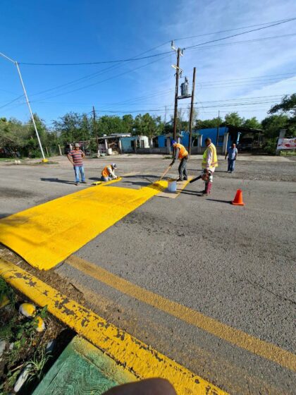 REALIZAN TRABAJOS DE PINTURA Y LIMPIEZA EN EL BULEVAR HIDALGO DE LA VILLA DE PALAÚ