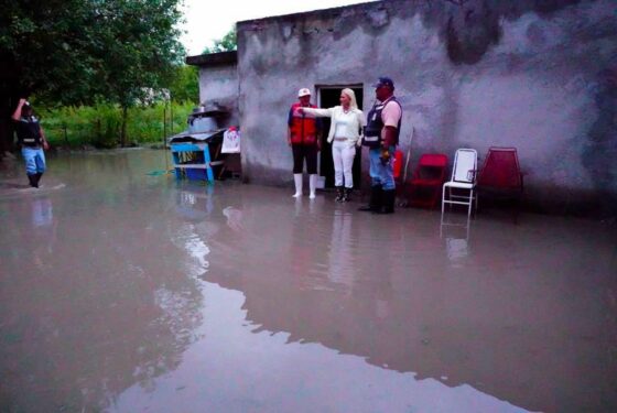 Alcaldesa Laura Jiménez encabeza atención inmediata a familia afectada por las lluvias en Múzquiz