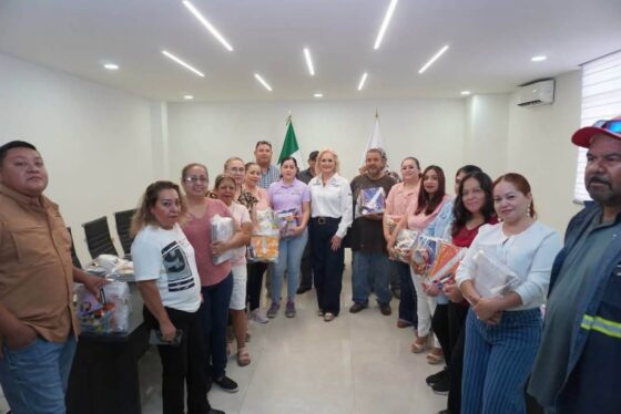 Cumple Gobierno Municipal con entrega de útiles escolares a trabajadores sindicalizados