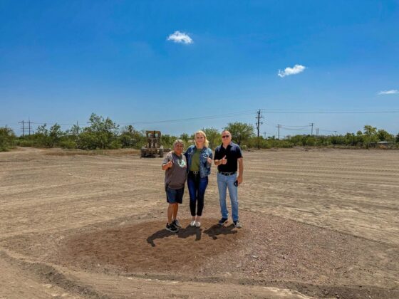 FORTALECEN ESPACIOS DEPORTIVOS EN MINAS LA FLORIDA; ALCALDESA LAURA JIMÉNEZ SUPERVISA TRABAJOS EN CAMPOS DE BÉISBOL